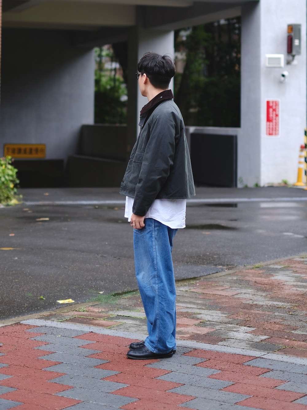 「春コーデ、今日のコーデ、お洒落さんとつながりたい、メンズファッション、ファッションを楽しもう、ootd、ootdtw、大人カジュアル、COMOLI、COMOLIシャツ、barbourspey、MAATEE&SONS、デニムパンツ、コモリ、デニム」｜「BarbourのBarbour / SPEY ショートブルゾン（ブルゾン、グリーン系）」を使った、Kさん（メンズ・174cm）の春コーディネートの5枚目の写真