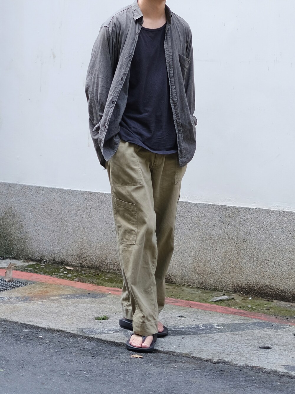 グリーン系のその他パンツ、グレー系のシャツ/ブラウス、ブラック系のサンダルを着用したメンズの春コーディネートの5枚目の写真