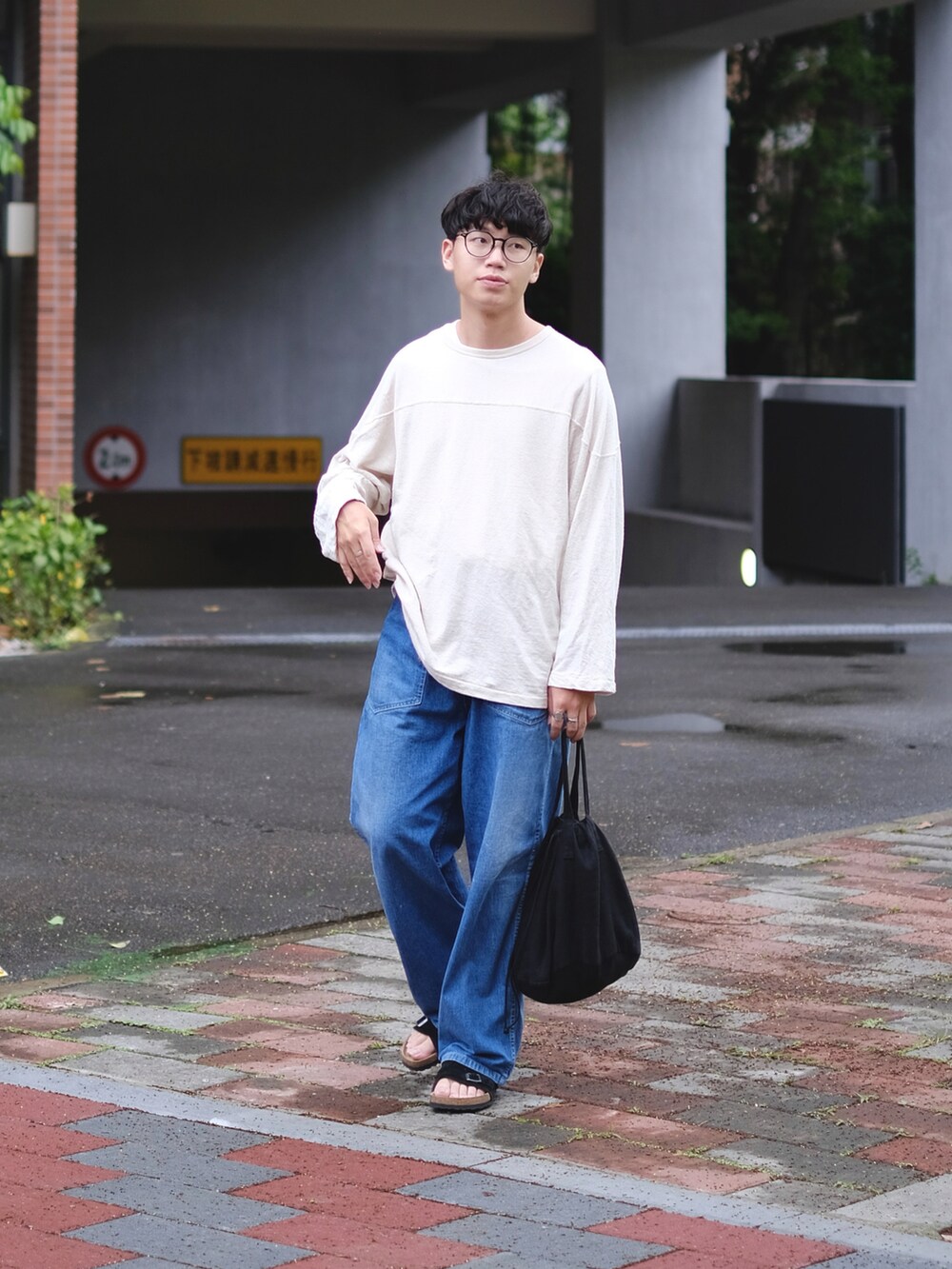 「カジュアルコーデ、メンズコーデ、シンプルコーデ、リラックススタイル、デニム、春服、シンプル、ootd、ootdtw、MAATEE&SONS、ERA.、大人カジュアル、デニムパンツ、Football Tee、休日スタイル」｜「LIDNMのLINEN FOOTBALL L/S TEE（Tシャツ/カットソー、ブラック系）」を使った、Kさん（メンズ・174cm）の春コーディネートの2枚目の写真