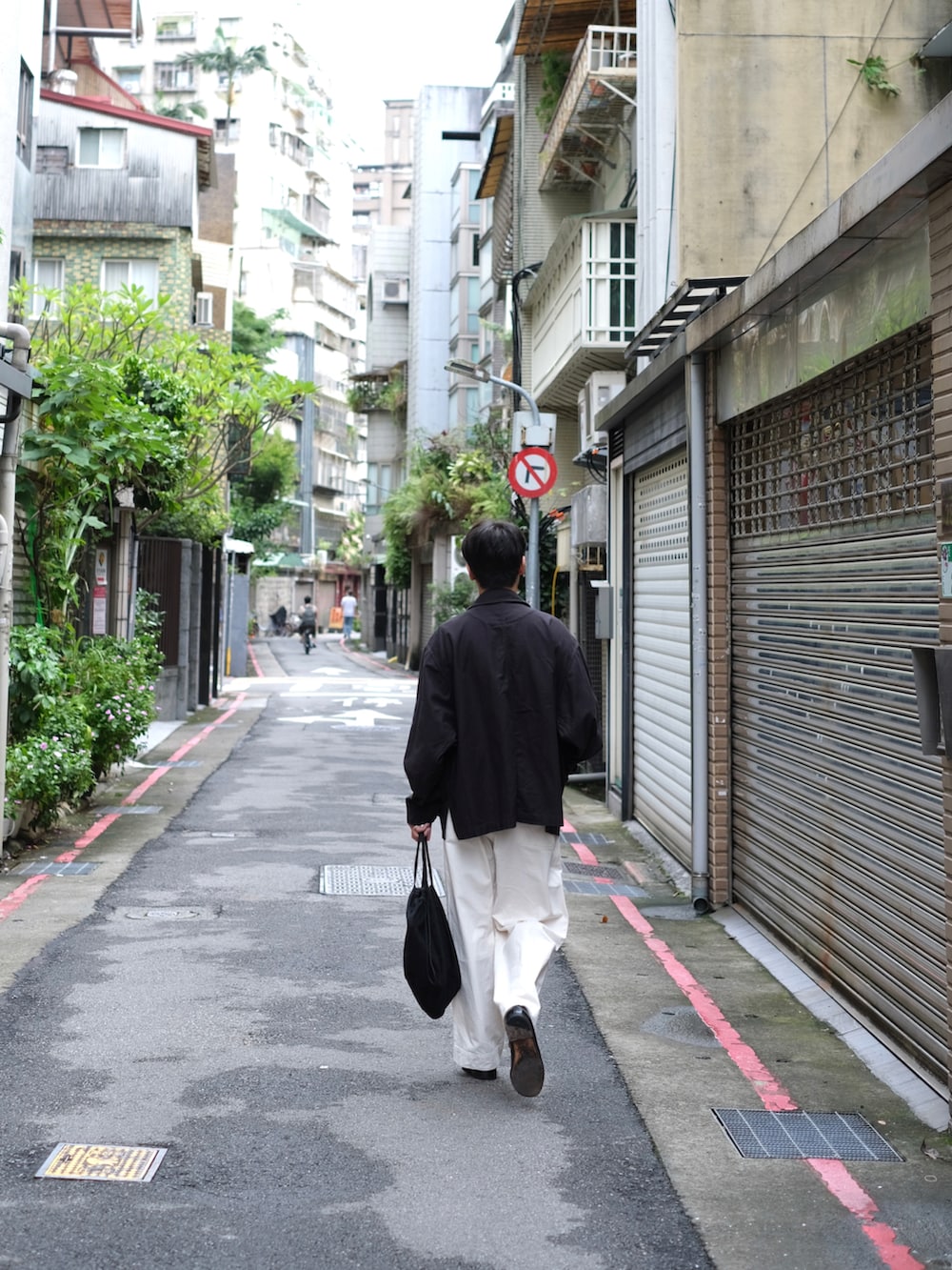 「休日スタイル、秋コーデ、きれいめカジュアル、シンプルコーデ、お洒落さんとつながりたい、今日のコーデ、秋のコーデ、ootd、ootdtw、cleanfit、sumari、カーゴパンツ、BDU、BDUジャケット、ローファー」｜「BEAMSのBEAMS / 3WAY BDU ブルゾン（ブルゾン、ブラック系）」を使った、Kさん（メンズ・174cm）の秋コーディネートの5枚目の写真