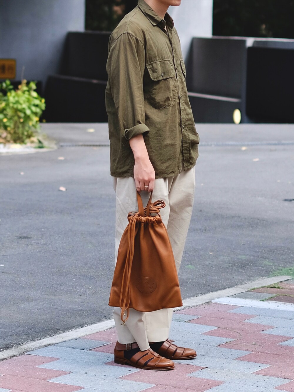 「大人カジュアル、休日スタイル、メンズファッション、春服、春コーデ、シンプル、サンダル、グルカサンダル、COMOLI、コモリ、MAATEE&SONS、niceness、F.lli Giacometti、ootd、ootdtw」｜「COMOLIの＜COMOLI（コモリ）＞ CPO シャツ■■■（シャツ/ブラウス、グリーン系）」を使った、Kさん（メンズ・174cm）の春コーディネートの4枚目の写真