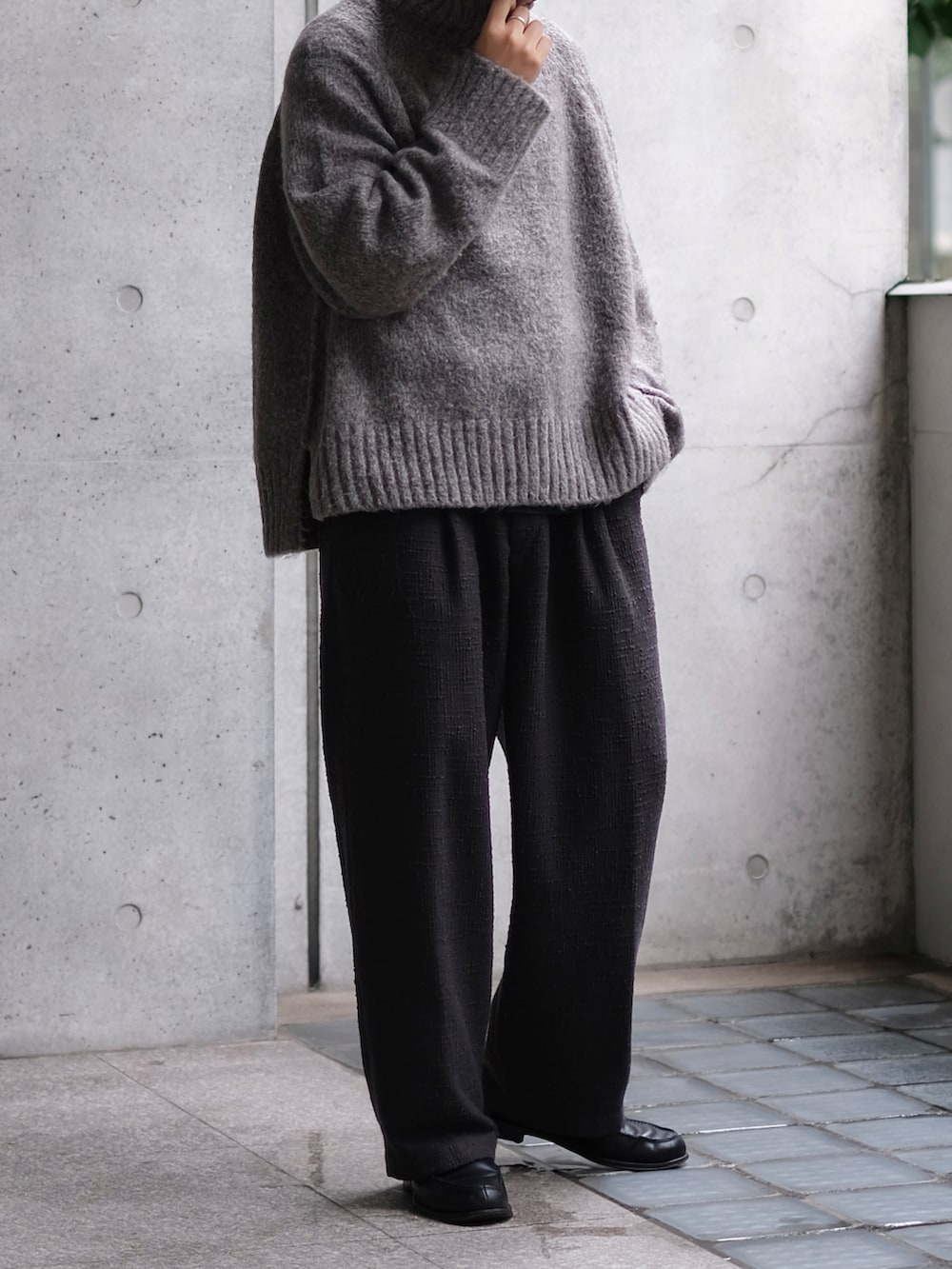 「冬コーデ、今日のコーデ、ootd、ootdtw、カジュアルコーデ、シンプル、大人コーデ、セーター、大人カジュアル、シンプルコーデ、きれいめカジュアル、冬、outfit、休日スタイル、黒」｜「LIDNMのLIGHT TWEED EASY TROUSERS（その他パンツ、グレー系）」を使った、Kさん（メンズ・174cm）の冬コーディネートの4枚目の写真