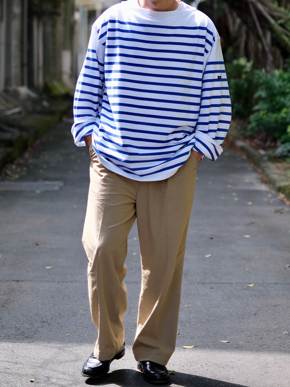 「メンズファッション、お洒落さんとつながりたい、ファッションを楽しもう、秋のコーデ、ootd、ootdtw、秋コーデ、STILL BY HAND、今日のコーデ、outil、シンプルコーデ、シンプル、バスクシャツ、ローファー、cleanfit」｜「STILL BY HANDの【STILL BY HAND】CENTER CREASE SEMI-WIDE TROUSERS スティルバイバンド センタープレス セミワイドスラックス / size 46 / ￥19,800（パンツ、ベージュ系）」を使った、Kさん（メンズ・174cm）の秋コーディネートの4枚目の写真