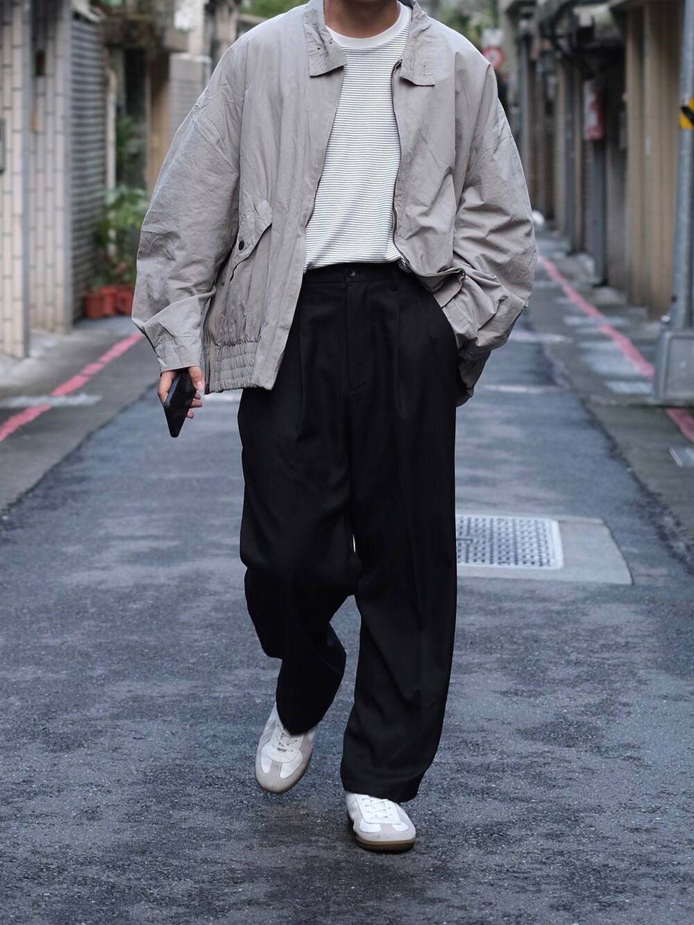 「ootd、今日のコーデ、秋コーデ、秋のコーデ、GERMAN TRAINER、カジュアルコーデ、シンプルスタイル、おしゃれさんと繋がりたい、POLYPLOID、ootdtw、cleanfit、休日スタイル、Tシャツ、シンプルコーデ、シンプル」｜「JUNREDのライトスルーワイドストレートパンツ（スラックス、ブラック系）」を使った、Kさん（メンズ・174cm）の秋コーディネートの4枚目の写真