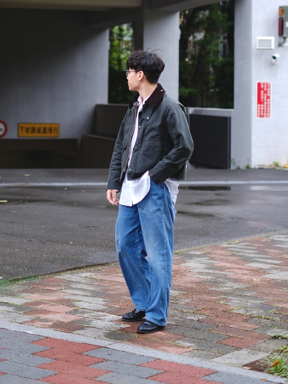 「春コーデ、今日のコーデ、お洒落さんとつながりたい、メンズファッション、ファッションを楽しもう、ootd、ootdtw、大人カジュアル、COMOLI、COMOLIシャツ、barbourspey、MAATEE&SONS、デニムパンツ、コモリ、デニム」｜「BarbourのBarbour / SPEY ショートブルゾン（ブルゾン、グリーン系）」を使った、Kさん（メンズ・174cm）の春コーディネートの2枚目の写真