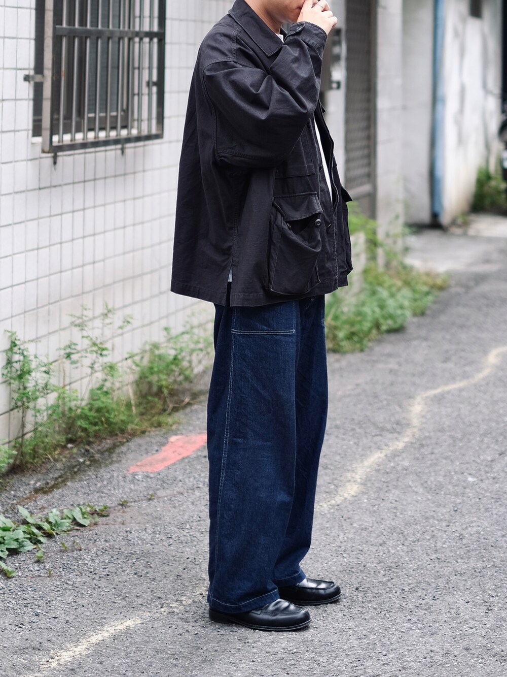 「秋コーデ、今日のコーデ、ootd、ootdtw、BDU、BDUジャケット、デニム、デニムパンツ、ローファー、UNIQLO U、シンプル、メンズコーデ、おしゃれさんと繋がりたい、シンプルコーデ、cleanfit」｜「BEAMSのBEAMS / 3WAY BDU ブルゾン（ブルゾン、ブラック系）」を使った、Kさん（メンズ・174cm）の秋コーディネートの2枚目の写真