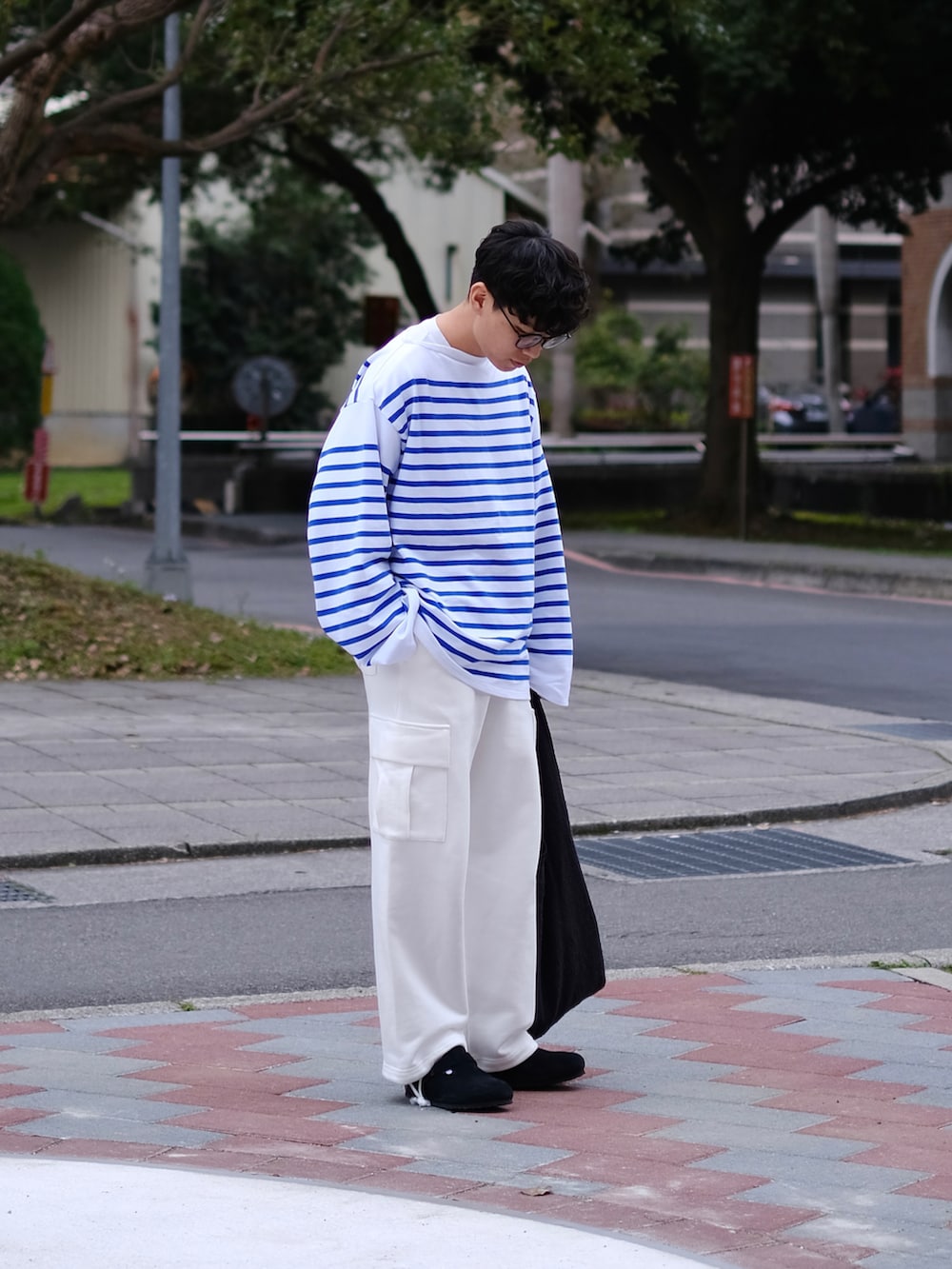 「春服、メンズコーデ、おしゃれさんと繋がりたい、カーゴパンツ、春夏コーデ、outil、バスクシャツ、ootd、ootdtw、cleanfit、boston、似合うラボに行こう、大人カジュアル、休日スタイル、シンプル」｜「OUTILのOUTIL TRICOT AAST ラッセル編み / size(2) / ￥24,200（Tシャツ/カットソー、ホワイト系）」を使った、Kさん（メンズ・174cm）の冬コーディネートの4枚目の写真