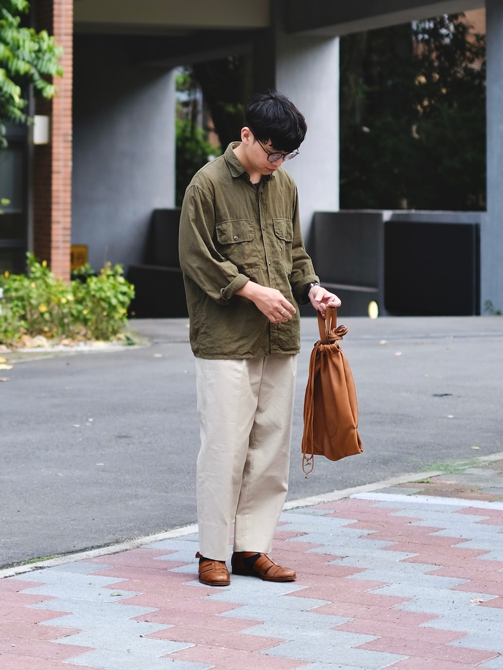 「大人カジュアル、休日スタイル、メンズファッション、春服、春コーデ、シンプル、サンダル、グルカサンダル、COMOLI、コモリ、MAATEE&SONS、niceness、F.lli Giacometti、ootd、ootdtw」｜「COMOLIの＜COMOLI（コモリ）＞ CPO シャツ■■■（シャツ/ブラウス、グリーン系）」を使った、Kさん（メンズ・174cm）の春コーディネートの3枚目の写真