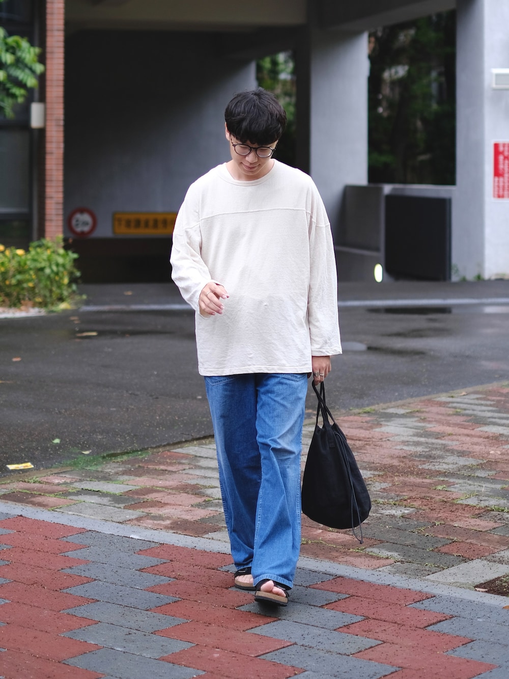 「カジュアルコーデ、メンズコーデ、シンプルコーデ、リラックススタイル、デニム、春服、シンプル、ootd、ootdtw、MAATEE&SONS、ERA.、大人カジュアル、デニムパンツ、Football Tee、休日スタイル」｜「LIDNMのLINEN FOOTBALL L/S TEE（Tシャツ/カットソー、ブラック系）」を使った、Kさん（メンズ・174cm）の春コーディネートの3枚目の写真