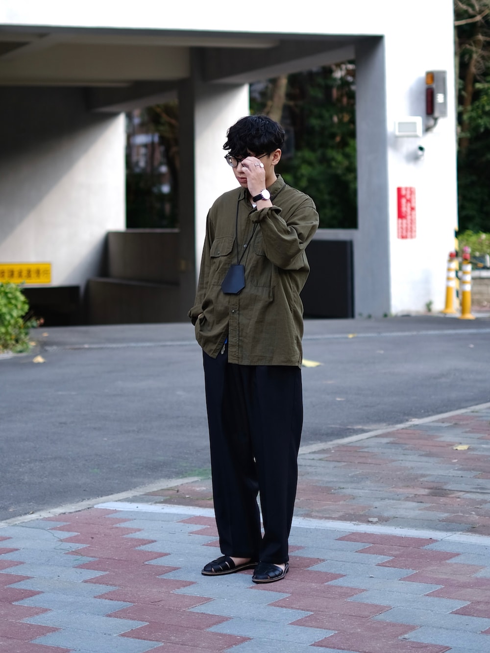 グリーン系のシャツ/ブラウス、ホワイト系のTシャツ/カットソー、ブラック系のスラックスを着用したメンズの冬コーディネートの2枚目の写真