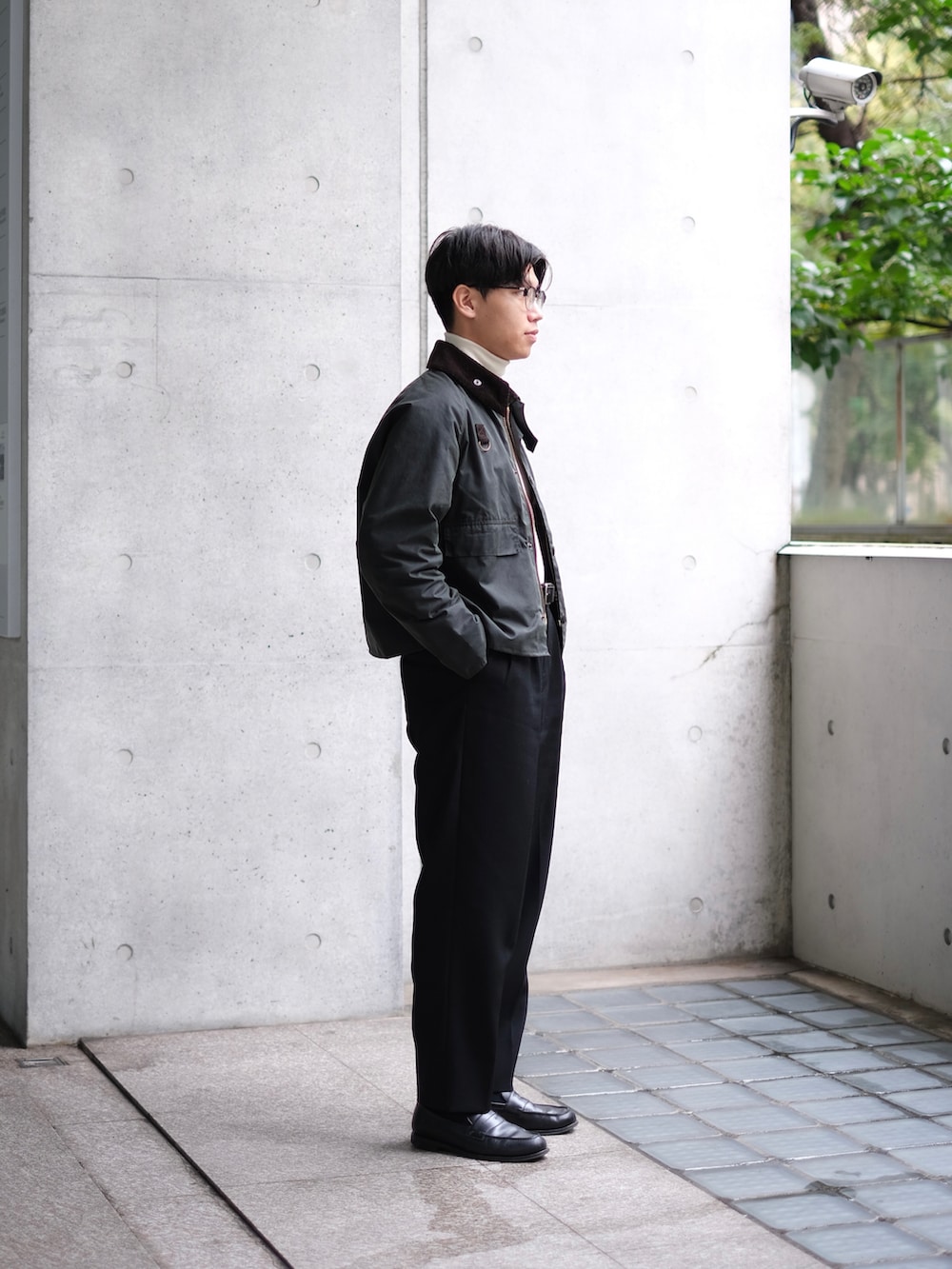 「お洒落さんとつながりたい、冬コーデ、休日コーデ、シンプル、ジャケット、ootd、ootdtw、HEUGN、speyjacket、大人カジュアル、今日のコーデ、cleanfit、シンプルコーデ、turtle neck、ローファー」｜「BarbourのBarbour / SPEY ショートブルゾン（ブルゾン、グリーン系）」を使った、Kさん（メンズ・174cm）の冬コーディネートの2枚目の写真