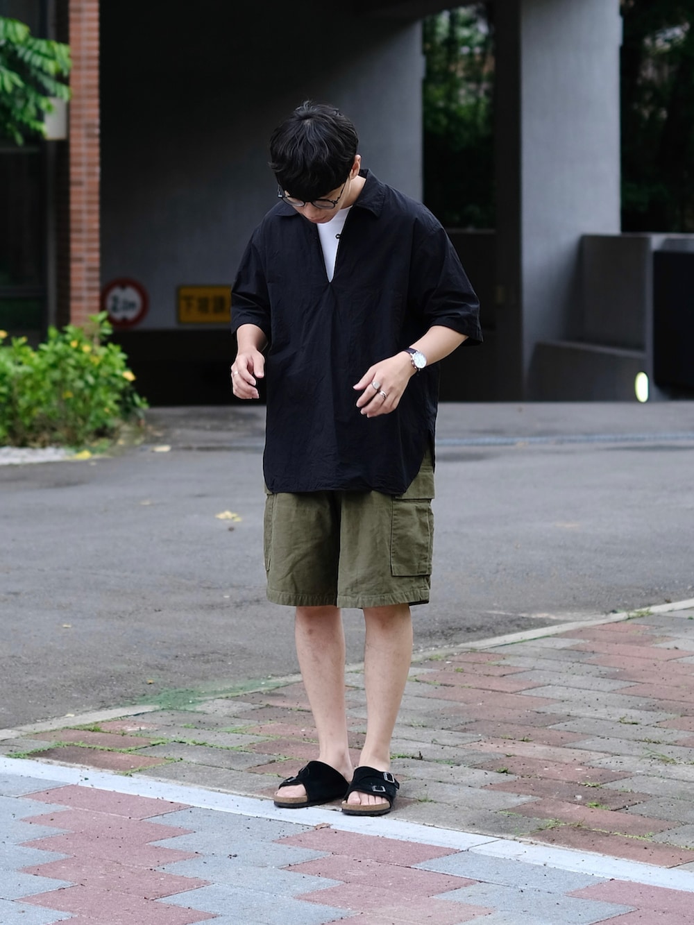 ブラック系のシャツ/ブラウス、ホワイト系のTシャツ/カットソー、グリーン系のその他パンツを着用したメンズの春コーディネートの2枚目の写真
