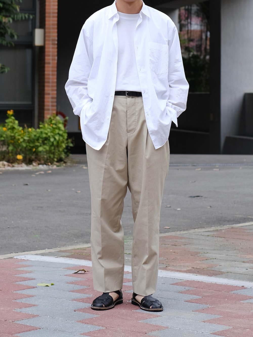 「春のおしゃ見えテクニック、カジュアルコーデ、春コーデ、メンズファッション、おしゃれさんと繋がりたい、休日コーデ、今日のコーデ、ootd、UNIQLO、COMOLI、COMOLIシャツ、コモリ、MAATEE&SONS、ootdtw、cleanfit」｜「UNIQLOのエアリズムコットンオーバーサイズTシャツ（5分袖）（Tシャツ/カットソー、ホワイト系）」を使った、Kさん（メンズ・174cm）の春コーディネートの3枚目の写真