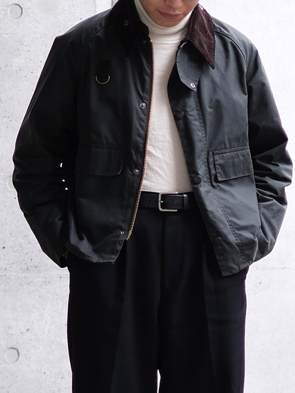「お洒落さんとつながりたい、冬コーデ、休日コーデ、シンプル、ジャケット、ootd、ootdtw、HEUGN、speyjacket、大人カジュアル、今日のコーデ、cleanfit、シンプルコーデ、turtle neck、ローファー」｜「BarbourのBarbour / SPEY ショートブルゾン（ブルゾン、グリーン系）」を使った、Kさん（メンズ・174cm）の冬コーディネートの5枚目の写真