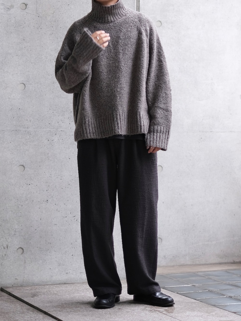 「冬コーデ、今日のコーデ、ootd、ootdtw、カジュアルコーデ、シンプル、大人コーデ、セーター、大人カジュアル、シンプルコーデ、きれいめカジュアル、冬、outfit、休日スタイル、黒」｜「LIDNMのLIGHT TWEED EASY TROUSERS（その他パンツ、グレー系）」を使った、Kさん（メンズ・174cm）の冬コーディネートの5枚目の写真