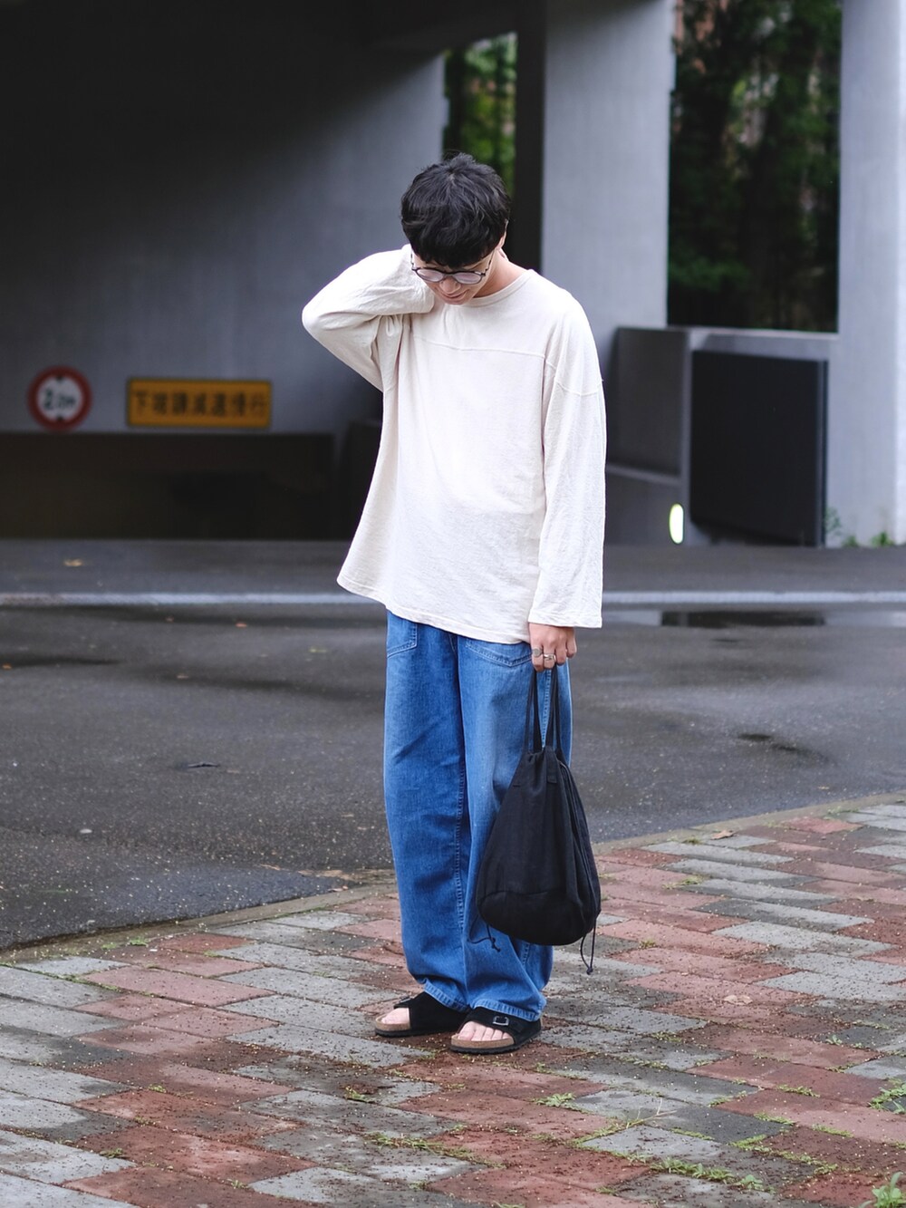 「カジュアルコーデ、メンズコーデ、シンプルコーデ、リラックススタイル、デニム、春服、シンプル、ootd、ootdtw、MAATEE&SONS、ERA.、大人カジュアル、デニムパンツ、Football Tee、休日スタイル」｜「LIDNMのLINEN FOOTBALL L/S TEE（Tシャツ/カットソー、ブラック系）」を使った、Kさん（メンズ・174cm）の春コーディネートの4枚目の写真