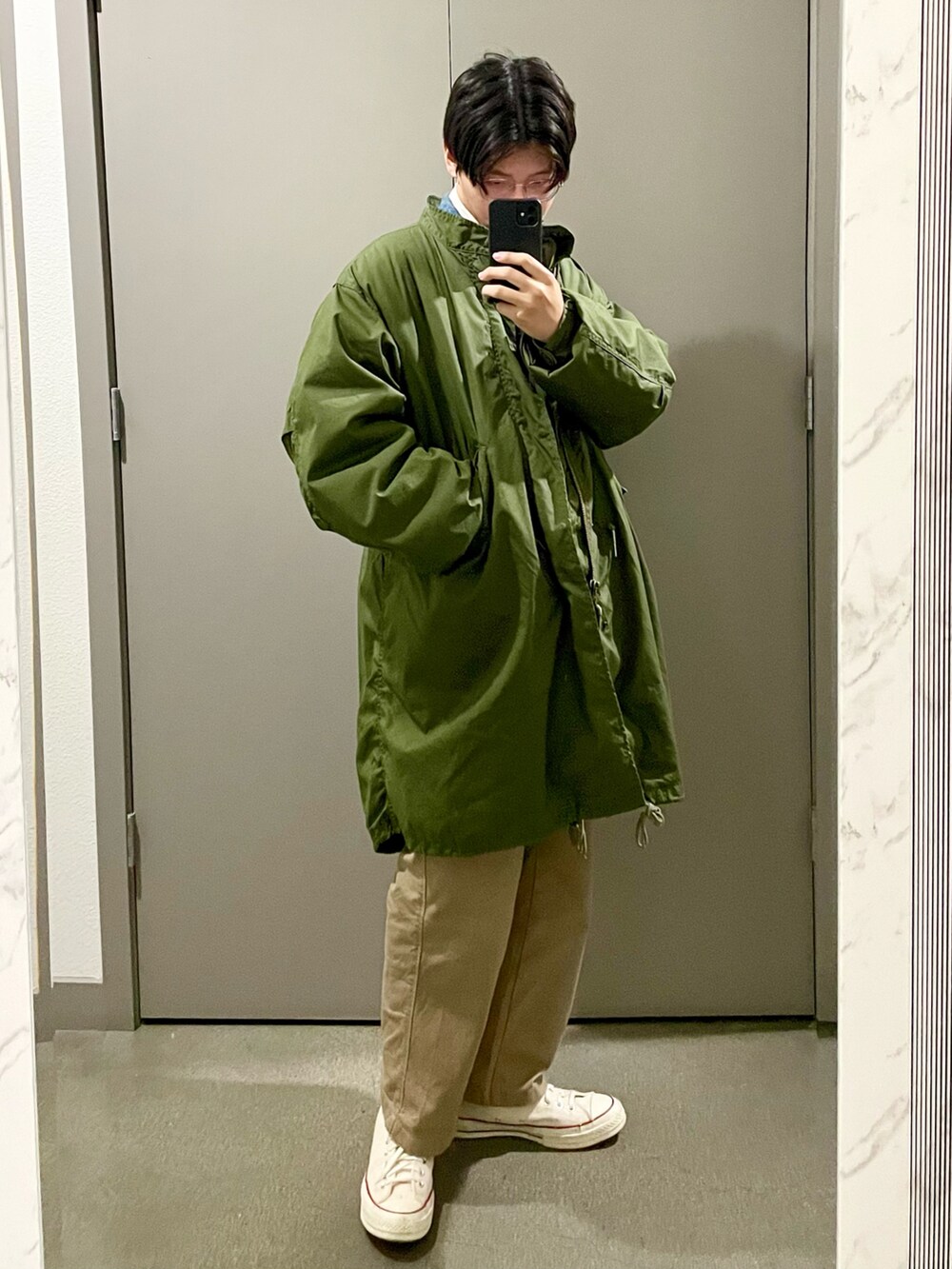 「ootd、休日コーデ、今日のコーデ、冬コーデ、古着、古着MIX、シンプルコーデ、converse、CT70s、M65、m65パーカー、パーカー、Levi's」｜「usedのアイテム（シャツ/ブラウス、ベージュ系）」を使った、Kさん（メンズ・174cm）の冬コーディネートの2枚目の写真
