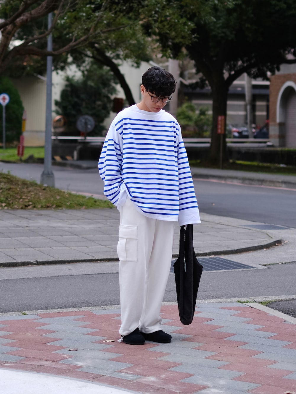 「春服、メンズコーデ、おしゃれさんと繋がりたい、カーゴパンツ、春夏コーデ、outil、バスクシャツ、ootd、ootdtw、cleanfit、boston、似合うラボに行こう、大人カジュアル、休日スタイル、シンプル」｜「OUTILのOUTIL TRICOT AAST ラッセル編み / size(2) / ￥24,200（Tシャツ/カットソー、ホワイト系）」を使った、Kさん（メンズ・174cm）の冬コーディネートの3枚目の写真