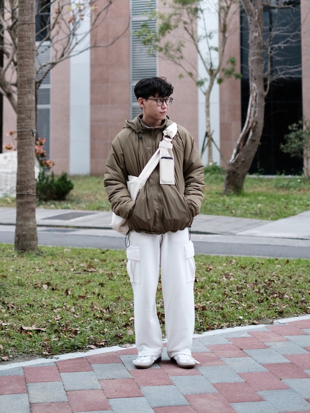 「カジュアルコーデ、休日コーデ、シンプルコーデ、ootd、今日のコーデ、冬コーデ、british army、military、vintage、古着MIX、古着、yorozu、ootdtw、カーゴパンツ、メンズファッション」｜「FRUIT OF THE LOOMのヘビーオンススウェットカーゴパンツ（カーゴパンツ、ホワイト系）」を使った、Kさん（メンズ・174cm）の冬コーディネートの2枚目の写真