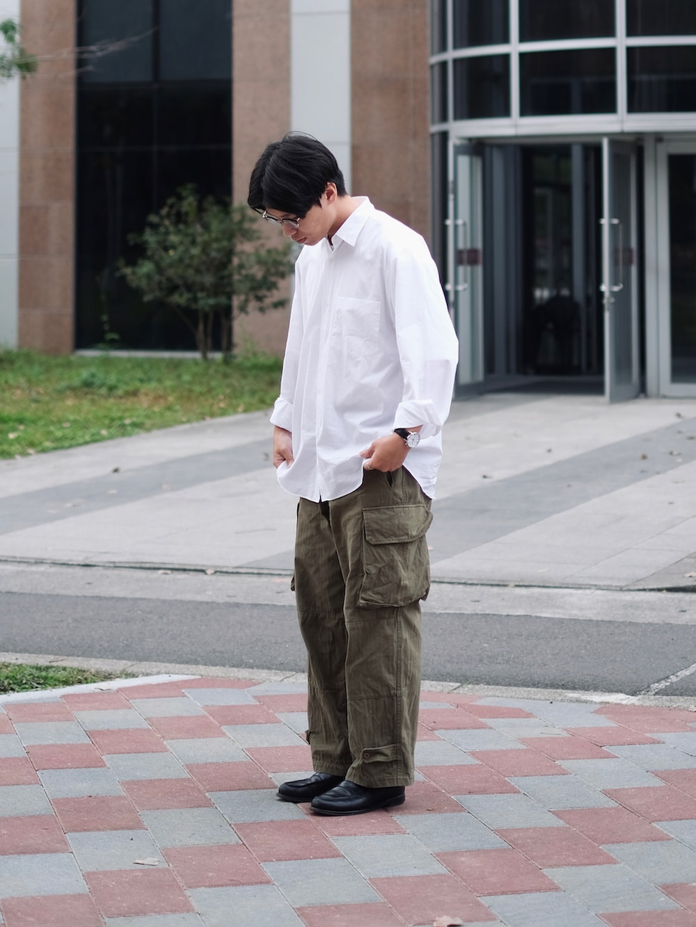 「メンズコーデ、カジュアルコーデ、おしゃれさんと繋がりたい、ootd、大人カジュアル、きれいめカジュアル、COMOLIシャツ、COMOLI、m47、カーゴパンツ、ootdtw、cleanfit、冬コーデ、シンプルコーデ、シンプル」｜「COMOLIのアイテム（シャツ/ブラウス、ホワイト系）」を使った、Kさん（メンズ・174cm）の冬コーディネートの2枚目の写真