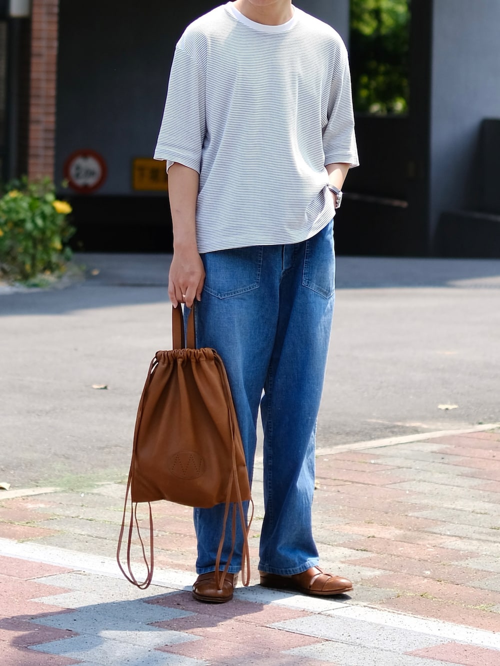 「シンプルスタイル、きれいめカジュアル、ブラウン、Tシャツ、夏コーデ、ootdtw、ootd、POLYPLOID、MAATEE&SONS、カーゴパンツ、niceness、淡色コーデ、今日のコーデ、今日の服」｜「POLYPLOIDのPOLYPLOID / T Shirt #B (White × Black) / size(1) / ¥18,700（Tシャツ/カットソー、ホワイト系）」を使った、Kさん（メンズ・174cm）の秋コーディネートの3枚目の写真