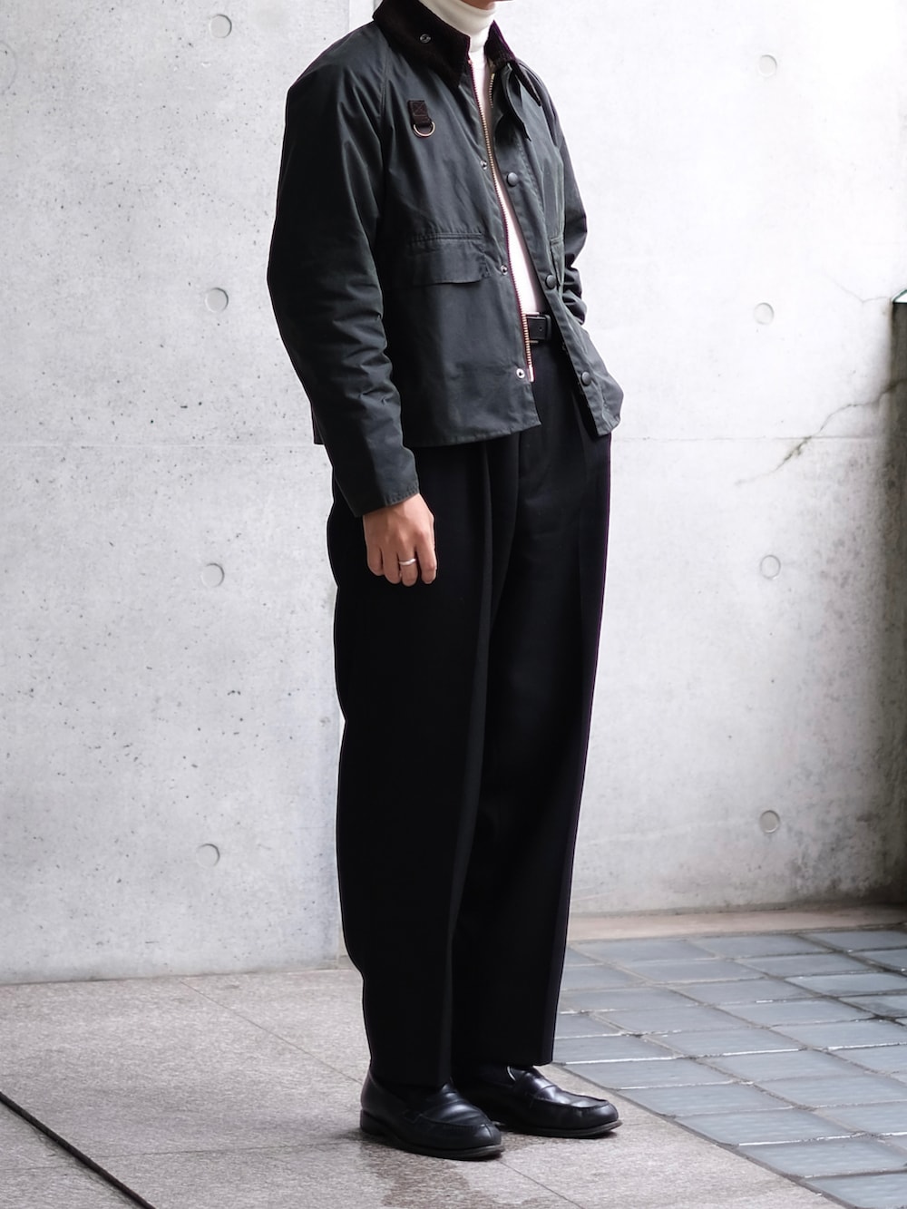 「お洒落さんとつながりたい、冬コーデ、休日コーデ、シンプル、ジャケット、ootd、ootdtw、HEUGN、speyjacket、大人カジュアル、今日のコーデ、cleanfit、シンプルコーデ、turtle neck、ローファー」｜「BarbourのBarbour / SPEY ショートブルゾン（ブルゾン、グリーン系）」を使った、Kさん（メンズ・174cm）の冬コーディネートの4枚目の写真