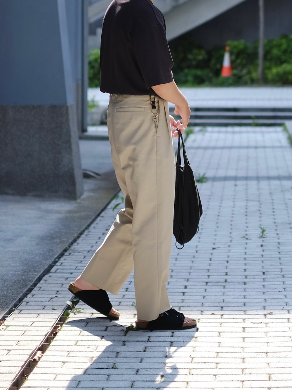「シンプルコーデ、リラックススタイル、お洒落さんとつながりたい、休日スタイル、カジュアルコーデ、夏、ootd、ootdtw、MAATEE&SONS、大人カジュアル、シンプル、今日のコーデ、春コーデ、ブラック、メンズファッション」｜「UNIQLOのエアリズムコットンオーバーサイズTシャツ（5分袖）（Tシャツ/カットソー、ブラック系）」を使った、Kさん（メンズ・174cm）の春コーディネートの5枚目の写真