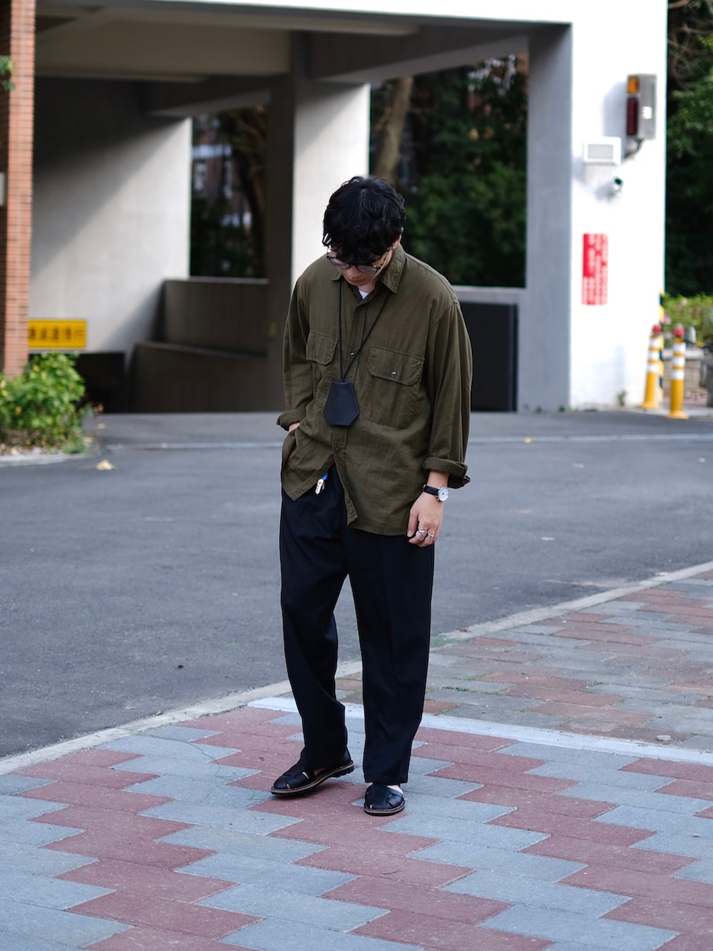 グリーン系のシャツ/ブラウス、ホワイト系のTシャツ/カットソー、ブラック系のスラックスを着用したメンズの冬コーディネートの3枚目の写真