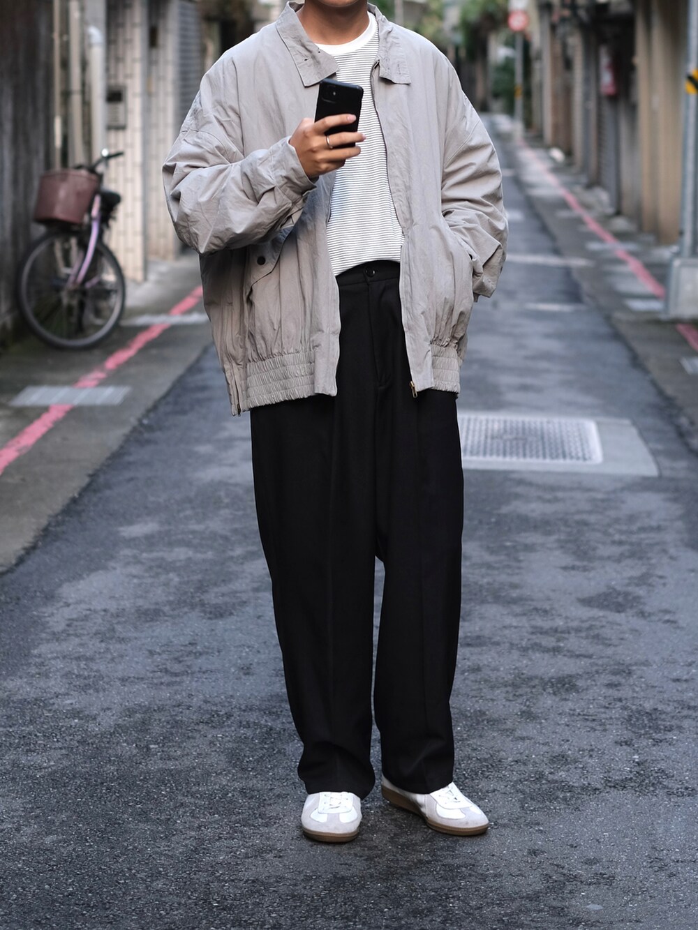 「ootd、今日のコーデ、秋コーデ、秋のコーデ、GERMAN TRAINER、カジュアルコーデ、シンプルスタイル、おしゃれさんと繋がりたい、POLYPLOID、ootdtw、cleanfit、休日スタイル、Tシャツ、シンプルコーデ、シンプル」｜「JUNREDのライトスルーワイドストレートパンツ（スラックス、ブラック系）」を使った、Kさん（メンズ・174cm）の秋コーディネートの2枚目の写真