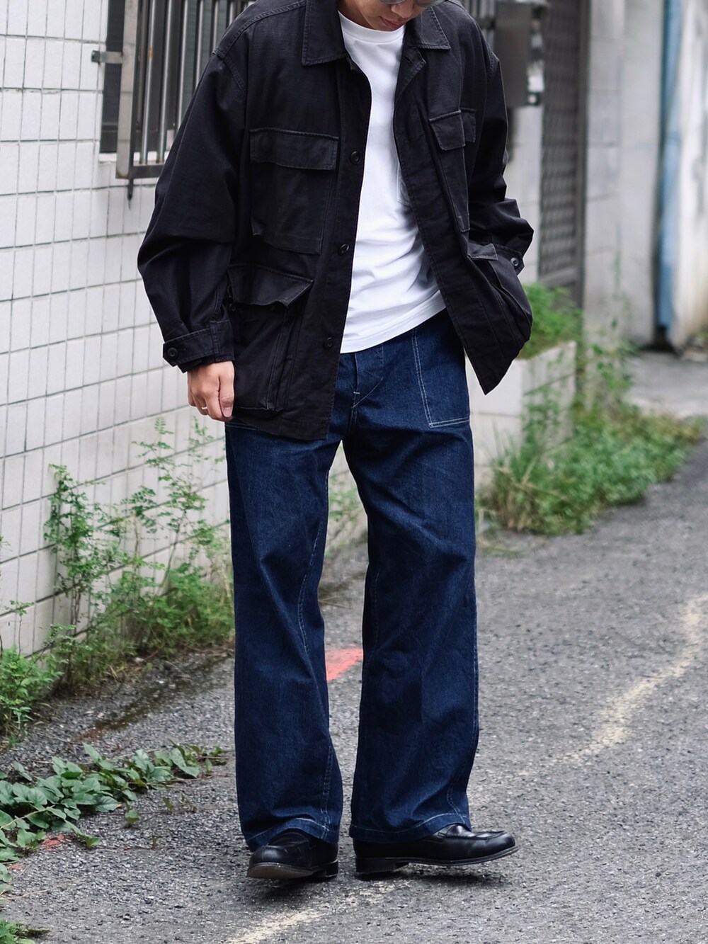 「秋コーデ、今日のコーデ、ootd、ootdtw、BDU、BDUジャケット、デニム、デニムパンツ、ローファー、UNIQLO U、シンプル、メンズコーデ、おしゃれさんと繋がりたい、シンプルコーデ、cleanfit」｜「BEAMSのBEAMS / 3WAY BDU ブルゾン（ブルゾン、ブラック系）」を使った、Kさん（メンズ・174cm）の秋コーディネートの3枚目の写真