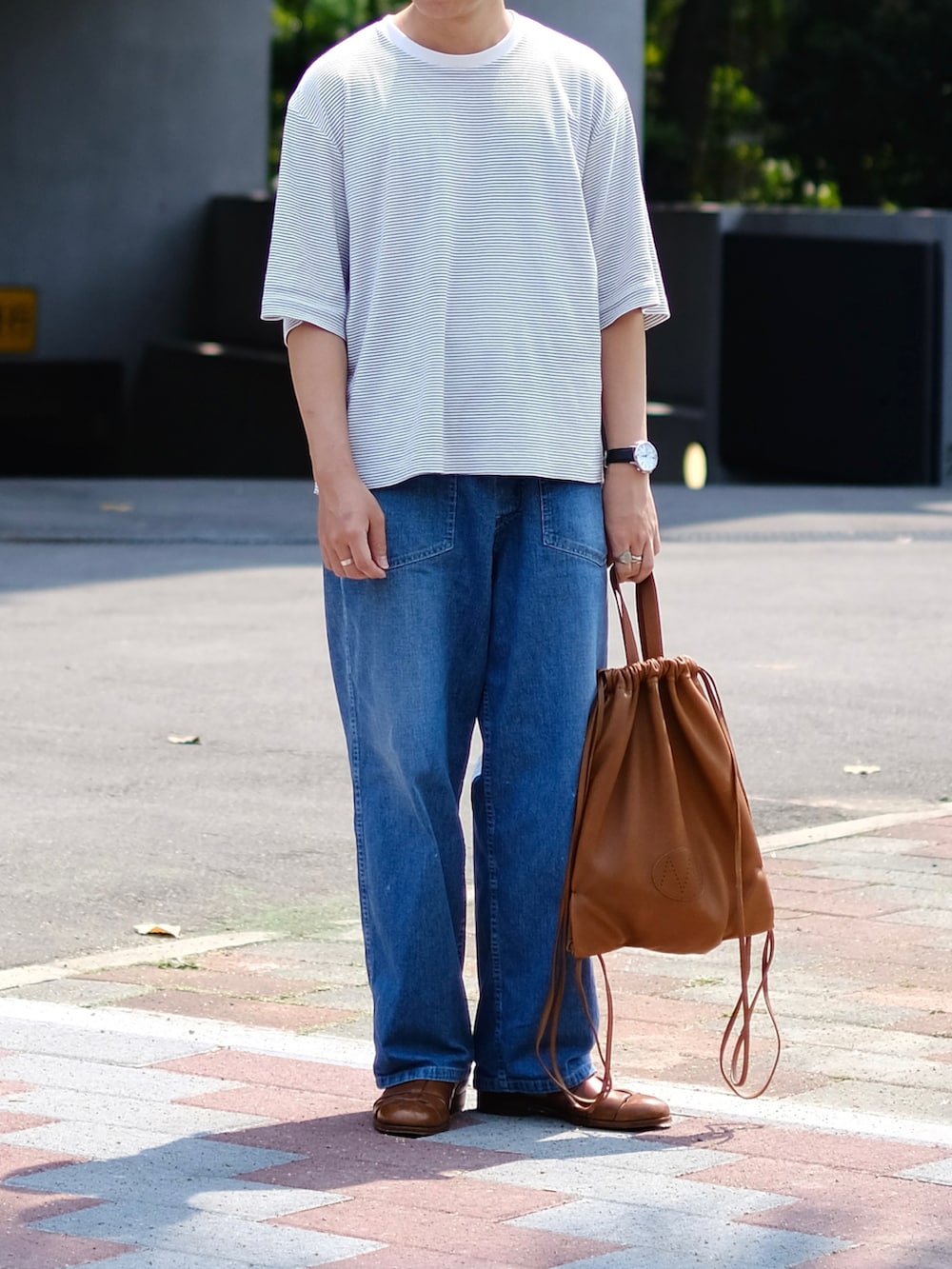 「シンプルスタイル、きれいめカジュアル、ブラウン、Tシャツ、夏コーデ、ootdtw、ootd、POLYPLOID、MAATEE&SONS、カーゴパンツ、niceness、淡色コーデ、今日のコーデ、今日の服」｜「POLYPLOIDのPOLYPLOID / T Shirt #B (White × Black) / size(1) / ¥18,700（Tシャツ/カットソー、ホワイト系）」を使った、Kさん（メンズ・174cm）の秋コーディネートの4枚目の写真