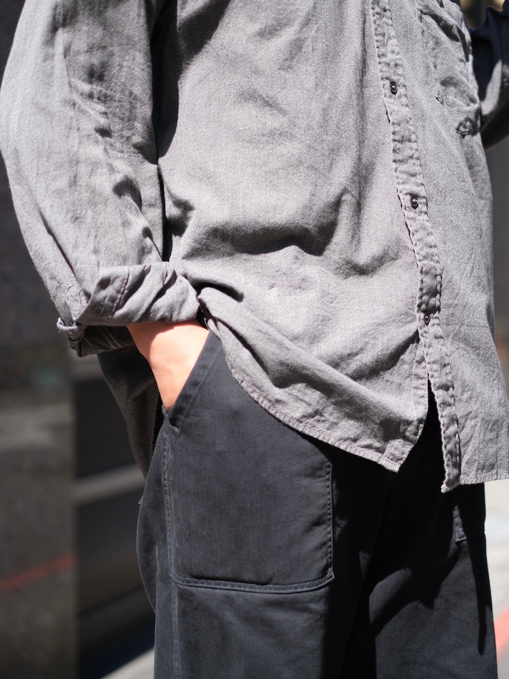 ブラック系のパンツ、ブラック系のローファー、グレー系のシャツ/ブラウスを着用したメンズの秋コーディネートの5枚目の写真