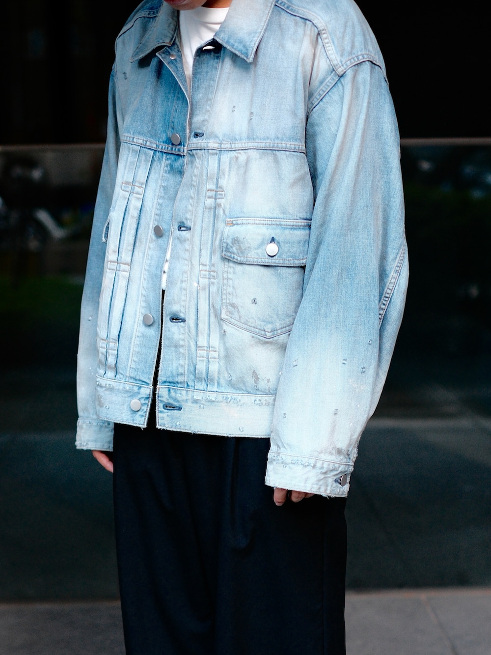 ブラック系のスラックス、ブラウン系のバッグ、ブラウン系のローファーを着用したメンズの冬コーディネートの3枚目の写真