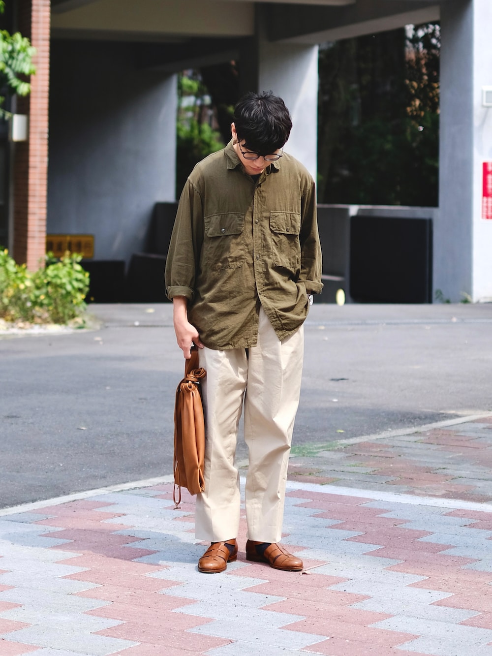 「大人カジュアル、休日スタイル、メンズファッション、春服、春コーデ、シンプル、サンダル、グルカサンダル、COMOLI、コモリ、MAATEE&SONS、niceness、F.lli Giacometti、ootd、ootdtw」｜「COMOLIの＜COMOLI（コモリ）＞ CPO シャツ■■■（シャツ/ブラウス、グリーン系）」を使った、Kさん（メンズ・174cm）の春コーディネートの2枚目の写真