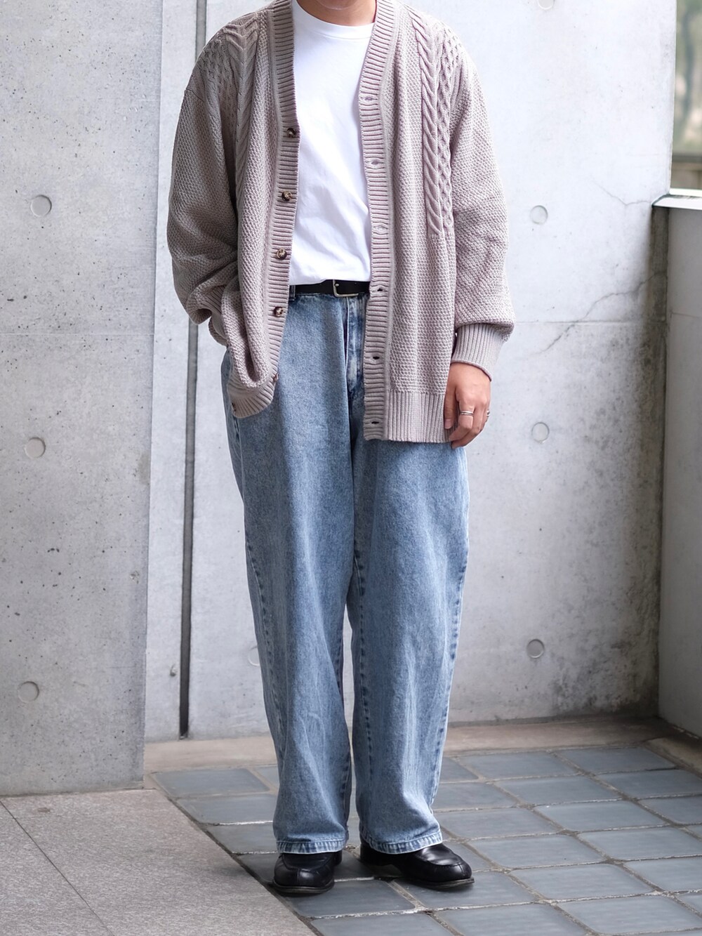 「秋冬コーデ、大人カジュアル、おしゃれさんと繋がりたい、ファッションを楽しもう、休日コーデ、ootd、ootdtw、冬アウター、シンプルコーデ、シンプル、ローファー、ニット、UNIQLOU、デニムパンツ、デニム」｜「Air Tokyoのバギー デニムパンツ <セレクトアイテム>（デニムパンツ、ブルー系）」を使った、Kさん（メンズ・174cm）の秋コーディネートの3枚目の写真