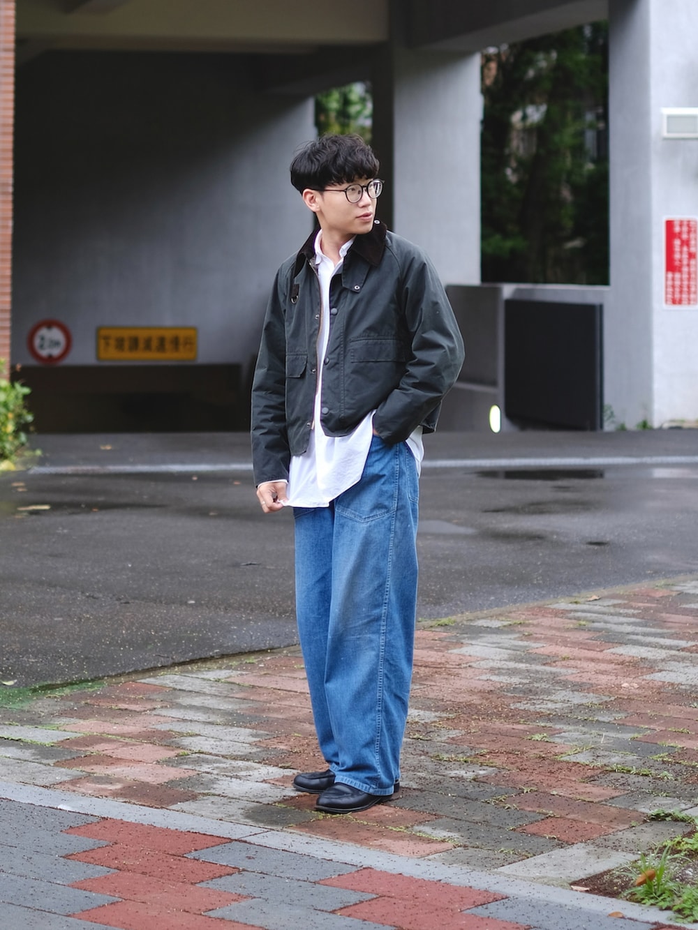 「春コーデ、今日のコーデ、お洒落さんとつながりたい、メンズファッション、ファッションを楽しもう、ootd、ootdtw、大人カジュアル、COMOLI、COMOLIシャツ、barbourspey、MAATEE&SONS、デニムパンツ、コモリ、デニム」｜「BarbourのBarbour / SPEY ショートブルゾン（ブルゾン、グリーン系）」を使った、Kさん（メンズ・174cm）の春コーディネートの3枚目の写真