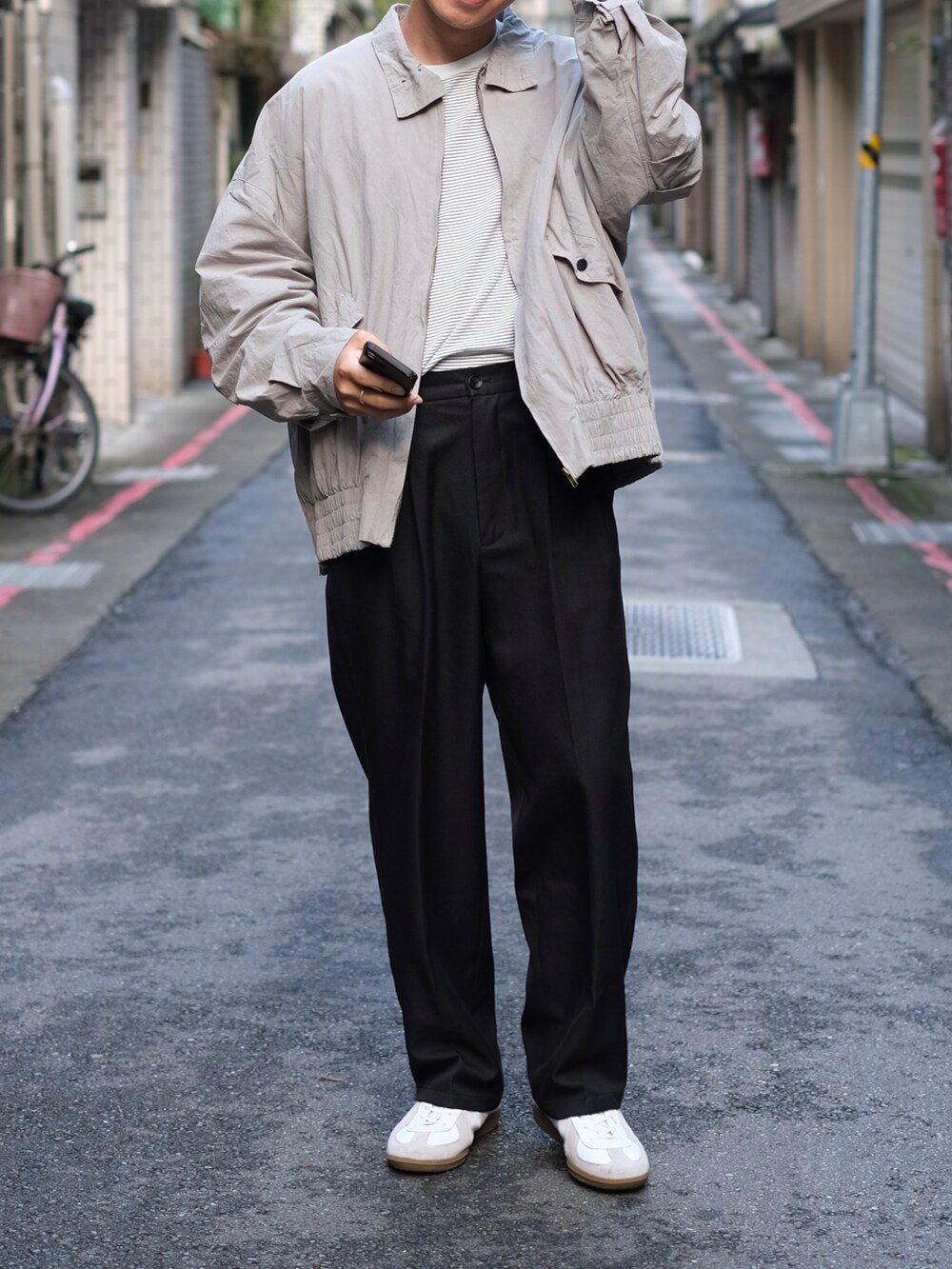 「ootd、今日のコーデ、秋コーデ、秋のコーデ、GERMAN TRAINER、カジュアルコーデ、シンプルスタイル、おしゃれさんと繋がりたい、POLYPLOID、ootdtw、cleanfit、休日スタイル、Tシャツ、シンプルコーデ、シンプル」｜「JUNREDのライトスルーワイドストレートパンツ（スラックス、ブラック系）」を使った、Kさん（メンズ・174cm）の秋コーディネートの3枚目の写真