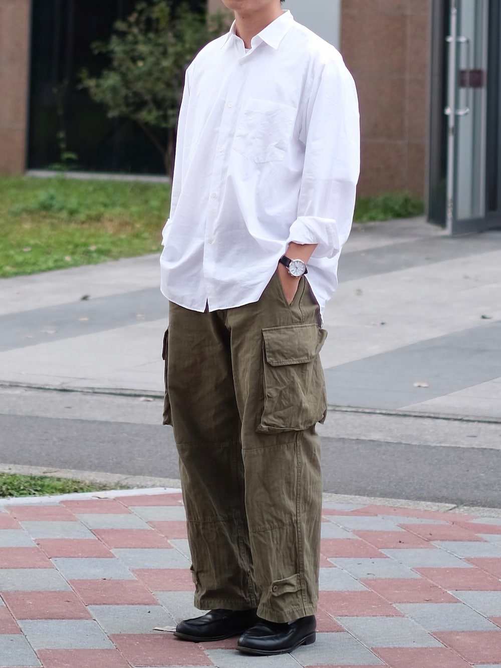 「メンズコーデ、カジュアルコーデ、おしゃれさんと繋がりたい、ootd、大人カジュアル、きれいめカジュアル、COMOLIシャツ、COMOLI、m47、カーゴパンツ、ootdtw、cleanfit、冬コーデ、シンプルコーデ、シンプル」｜「COMOLIのアイテム（シャツ/ブラウス、ホワイト系）」を使った、Kさん（メンズ・174cm）の冬コーディネートの3枚目の写真
