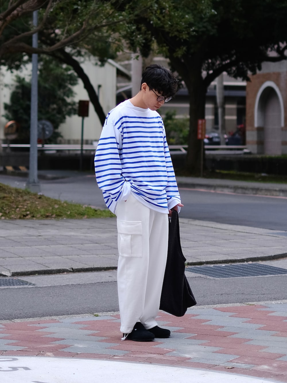 「春服、メンズコーデ、おしゃれさんと繋がりたい、カーゴパンツ、春夏コーデ、outil、バスクシャツ、ootd、ootdtw、cleanfit、boston、似合うラボに行こう、大人カジュアル、休日スタイル、シンプル」｜「OUTILのOUTIL TRICOT AAST ラッセル編み / size(2) / ￥24,200（Tシャツ/カットソー、ホワイト系）」を使った、Kさん（メンズ・174cm）の冬コーディネートの2枚目の写真