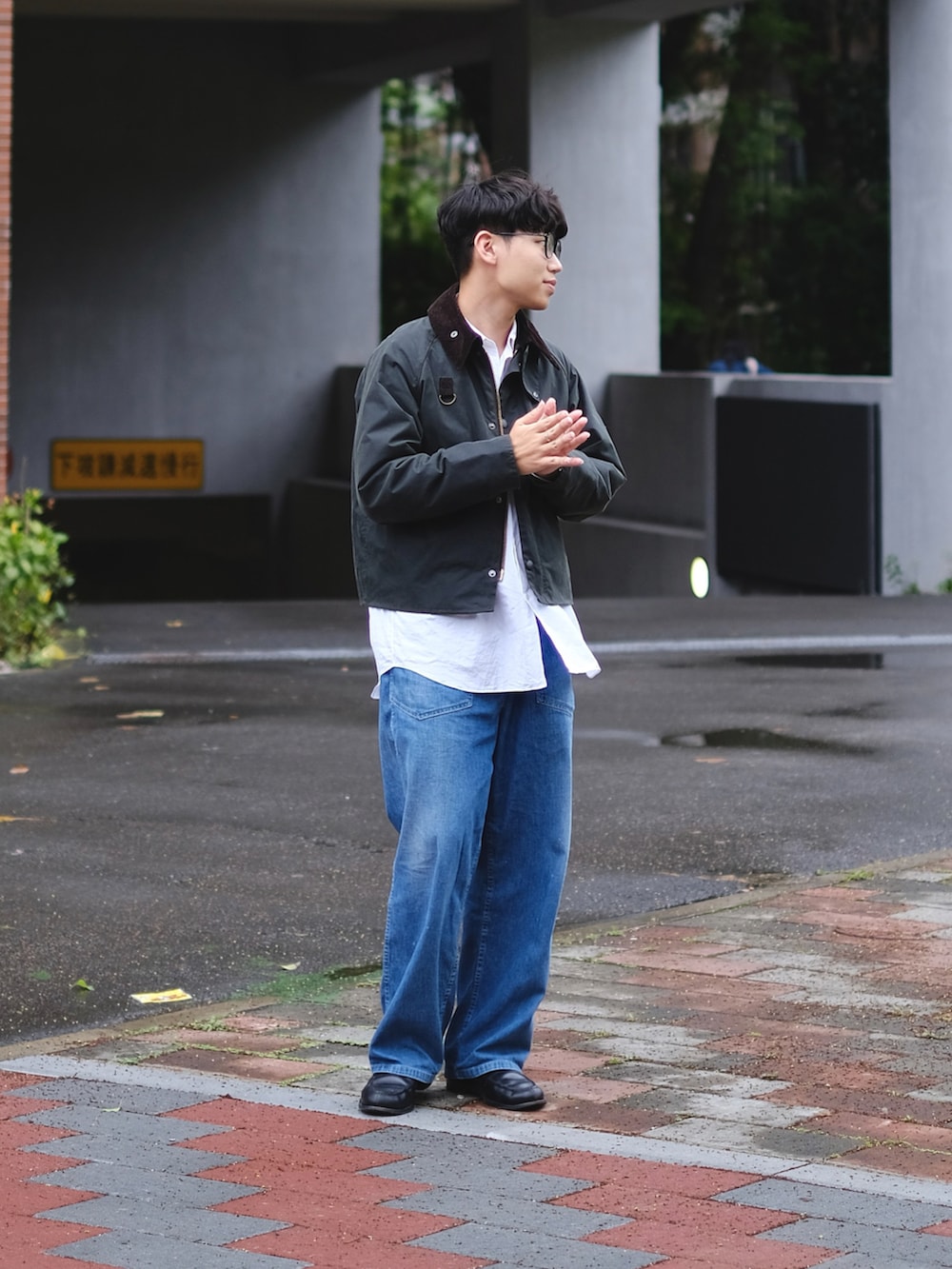 「春コーデ、今日のコーデ、お洒落さんとつながりたい、メンズファッション、ファッションを楽しもう、ootd、ootdtw、大人カジュアル、COMOLI、COMOLIシャツ、barbourspey、MAATEE&SONS、デニムパンツ、コモリ、デニム」｜「BarbourのBarbour / SPEY ショートブルゾン（ブルゾン、グリーン系）」を使った、Kさん（メンズ・174cm）の春コーディネートの4枚目の写真