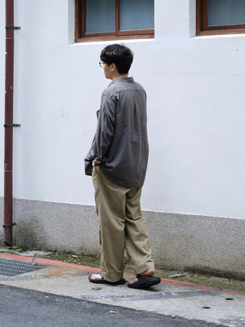 グリーン系のその他パンツ、グレー系のシャツ/ブラウス、ブラック系のサンダルを着用したメンズの春コーディネートの4枚目の写真