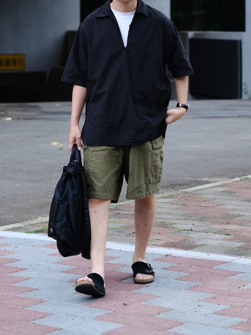 ブラック系のシャツ/ブラウス、ホワイト系のTシャツ/カットソー、グリーン系のその他パンツを着用したメンズの春コーディネートの5枚目の写真