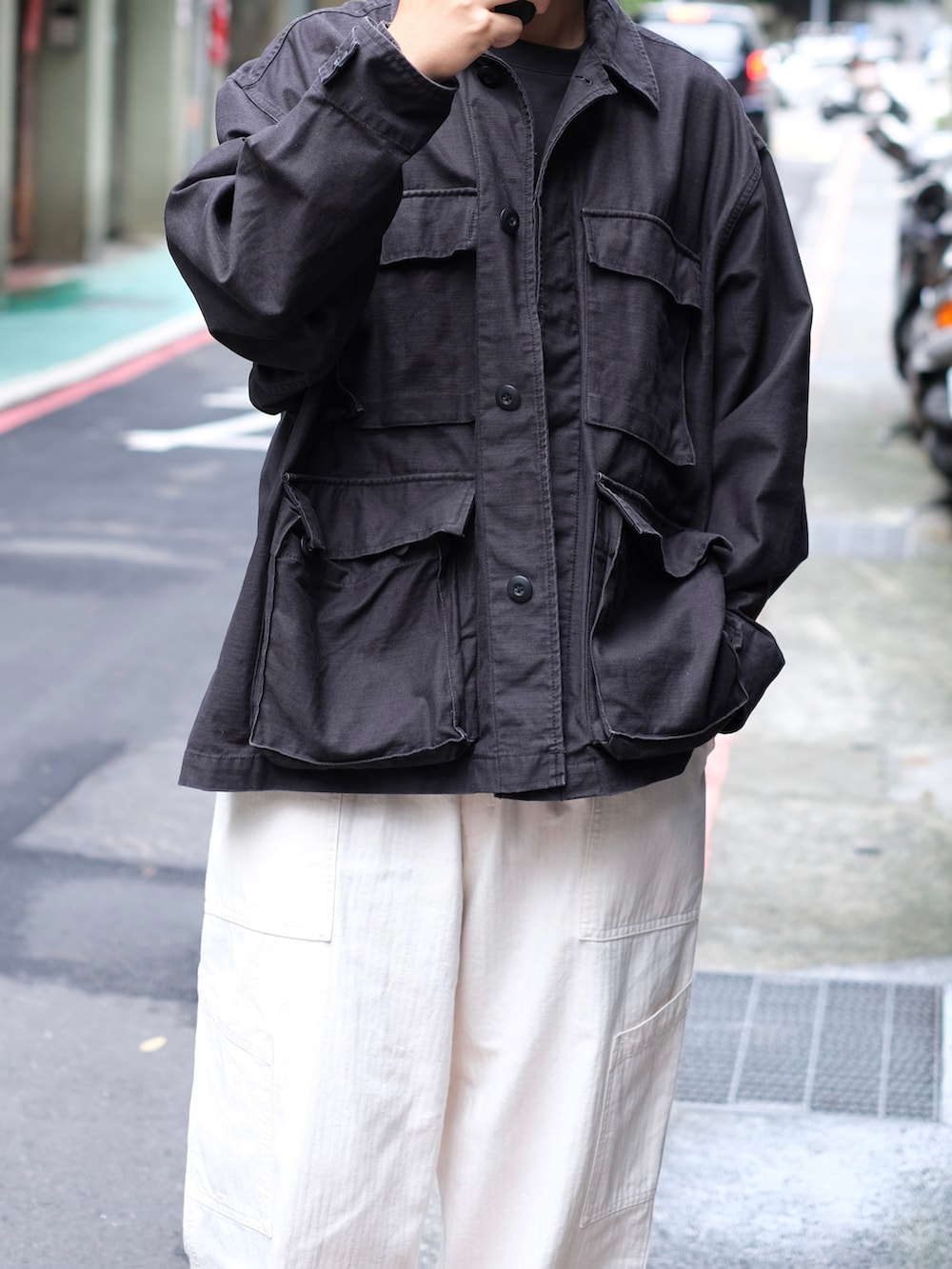 「休日スタイル、秋コーデ、きれいめカジュアル、シンプルコーデ、お洒落さんとつながりたい、今日のコーデ、秋のコーデ、ootd、ootdtw、cleanfit、sumari、カーゴパンツ、BDU、BDUジャケット、ローファー」｜「BEAMSのBEAMS / 3WAY BDU ブルゾン（ブルゾン、ブラック系）」を使った、Kさん（メンズ・174cm）の秋コーディネートの4枚目の写真