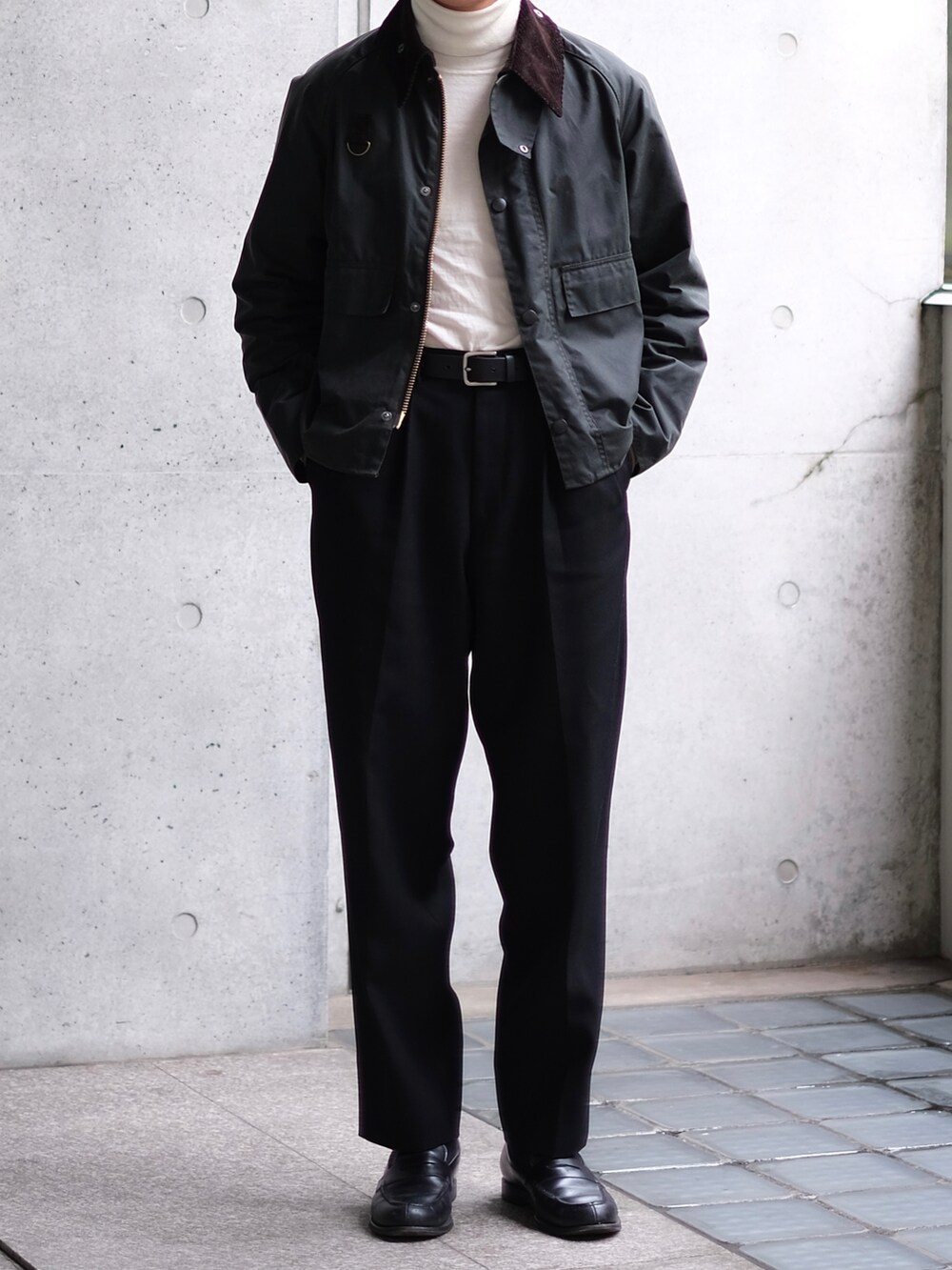 「お洒落さんとつながりたい、冬コーデ、休日コーデ、シンプル、ジャケット、ootd、ootdtw、HEUGN、speyjacket、大人カジュアル、今日のコーデ、cleanfit、シンプルコーデ、turtle neck、ローファー」｜「BarbourのBarbour / SPEY ショートブルゾン（ブルゾン、グリーン系）」を使った、Kさん（メンズ・174cm）の冬コーディネートの3枚目の写真