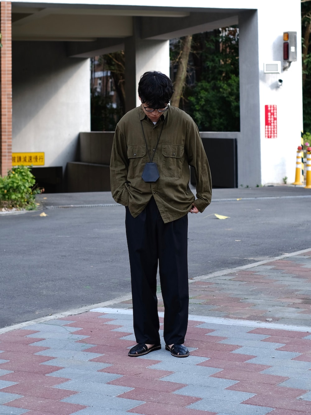 グリーン系のシャツ/ブラウス、ホワイト系のTシャツ/カットソー、ブラック系のスラックスを着用したメンズの冬コーディネートの4枚目の写真