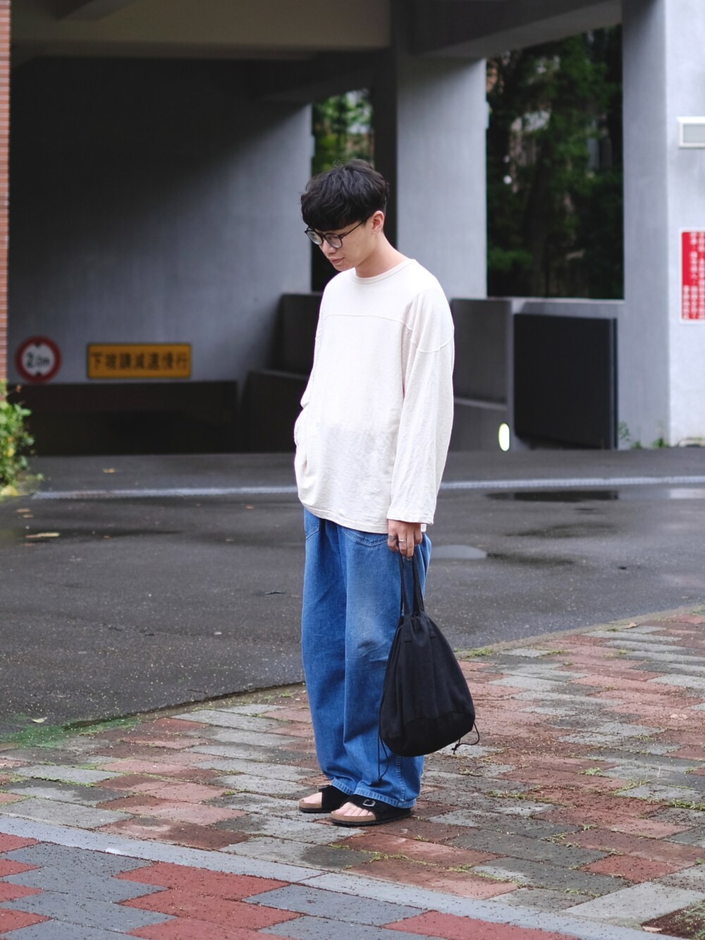 「カジュアルコーデ、メンズコーデ、シンプルコーデ、リラックススタイル、デニム、春服、シンプル、ootd、ootdtw、MAATEE&SONS、ERA.、大人カジュアル、デニムパンツ、Football Tee、休日スタイル」｜「LIDNMのLINEN FOOTBALL L/S TEE（Tシャツ/カットソー、ブラック系）」を使った、Kさん（メンズ・174cm）の春コーディネートの5枚目の写真
