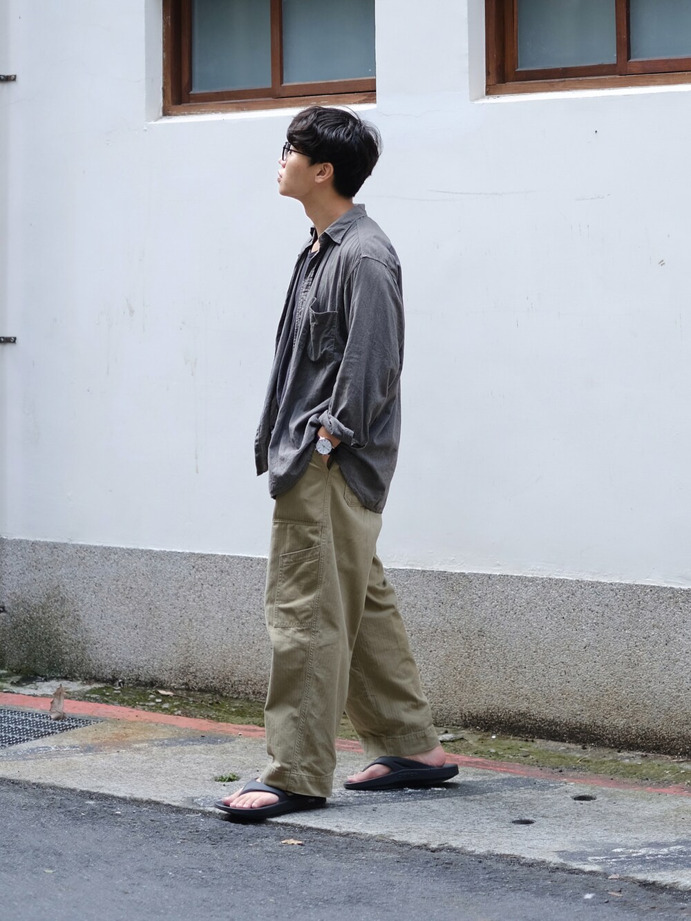 グリーン系のその他パンツ、グレー系のシャツ/ブラウス、ブラック系のサンダルを着用したメンズの春コーディネートの2枚目の写真