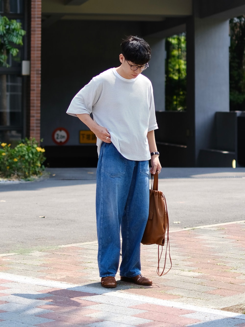 「シンプルスタイル、きれいめカジュアル、ブラウン、Tシャツ、夏コーデ、ootdtw、ootd、POLYPLOID、MAATEE&SONS、カーゴパンツ、niceness、淡色コーデ、今日のコーデ、今日の服」｜「POLYPLOIDのPOLYPLOID / T Shirt #B (White × Black) / size(1) / ¥18,700（Tシャツ/カットソー、ホワイト系）」を使った、Kさん（メンズ・174cm）の秋コーディネートの2枚目の写真