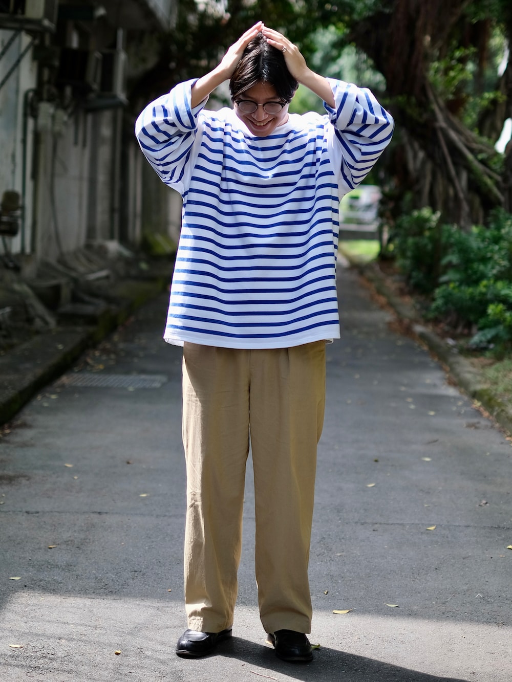 「メンズファッション、お洒落さんとつながりたい、ファッションを楽しもう、秋のコーデ、ootd、ootdtw、秋コーデ、STILL BY HAND、今日のコーデ、outil、シンプルコーデ、シンプル、バスクシャツ、ローファー、cleanfit」｜「STILL BY HANDの【STILL BY HAND】CENTER CREASE SEMI-WIDE TROUSERS スティルバイバンド センタープレス セミワイドスラックス / size 46 / ￥19,800（パンツ、ベージュ系）」を使った、Kさん（メンズ・174cm）の秋コーディネートの3枚目の写真