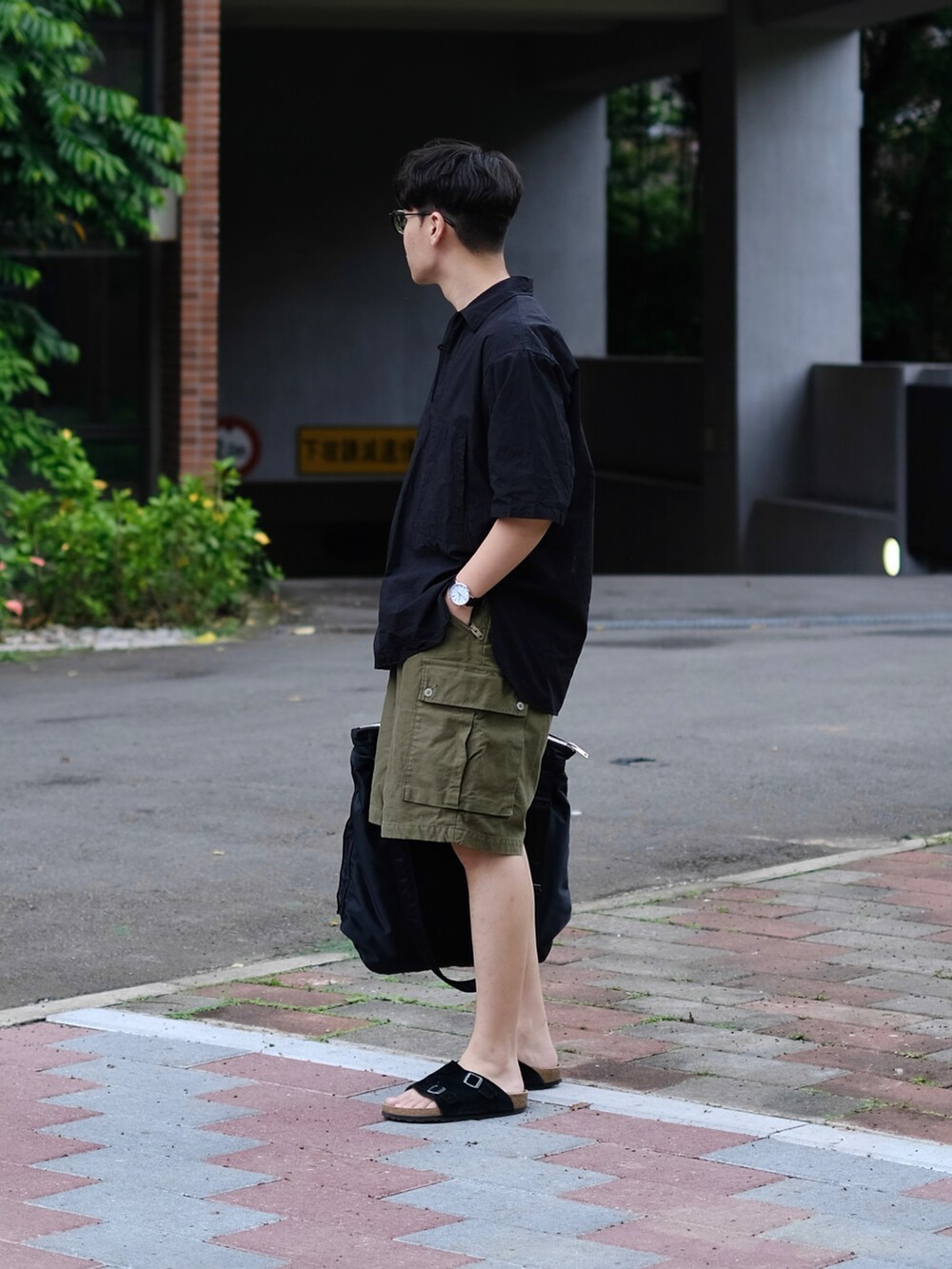 ブラック系のシャツ/ブラウス、ホワイト系のTシャツ/カットソー、グリーン系のその他パンツを着用したメンズの春コーディネートの3枚目の写真